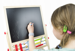 Dwustronna Tablica Edukacyjna Drewniana dla Dzieci 3w1 – Magnetyczna Kredowa z Liczydłem